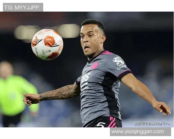 被足球踢三次的球星经历：从意外到传奇的成长与反思